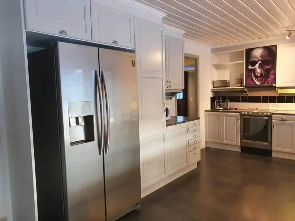 Moderne Küche mit Kücheninsel im Ferienhaus Villa Wolf in Vidsel Lappland