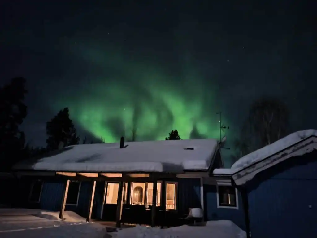 Nordlichter über dem Ferienhaus Villa Wolf in Vidsel Lappland