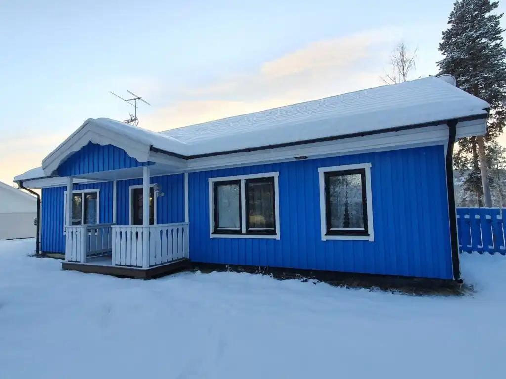 Blaues Ferienhaus Villa Wolf im Winter in Vidsel Lappland Schweden