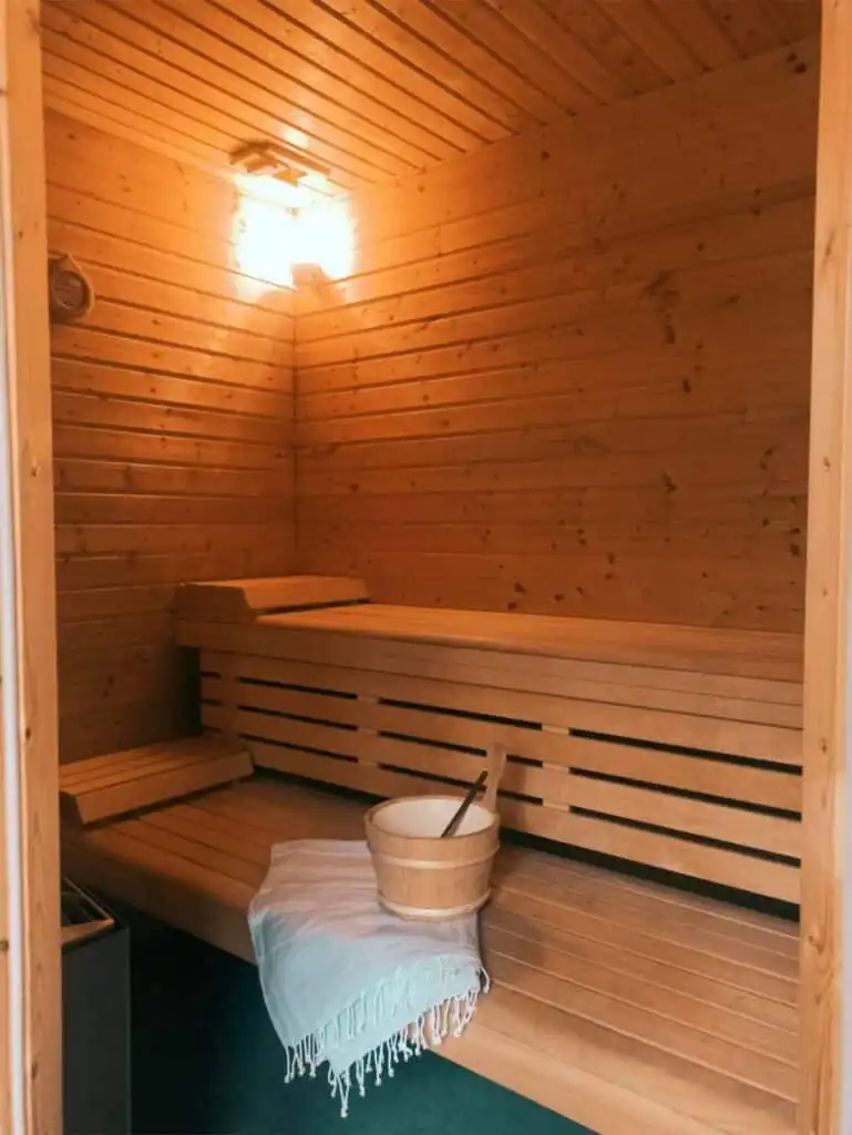 Holzsauna im Ferienhaus Torsholma Skolhus in Småland – entspannende Sauna für erholsamen Schwedenurlaub