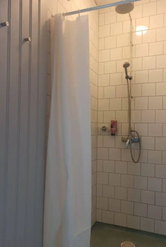 Heller Flur im Ferienhaus Torsholma Skolhus mit klassischer Wandlampe und skandinavischer Einrichtung