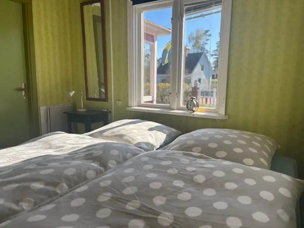 Schlafzimmer mit Doppelbett im Hus Bockara bei Oskarshamn
