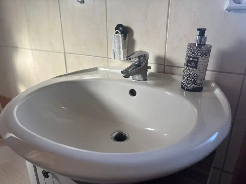 Badezimmer mit Waschbecken im Hus Bockara in Bockara