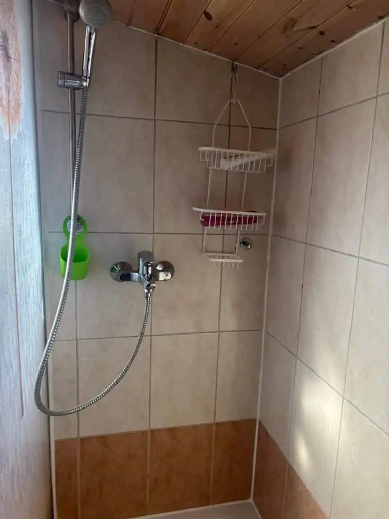 Badezimmer mit Dusche im Ferienhaus Hus Bockara in Småland