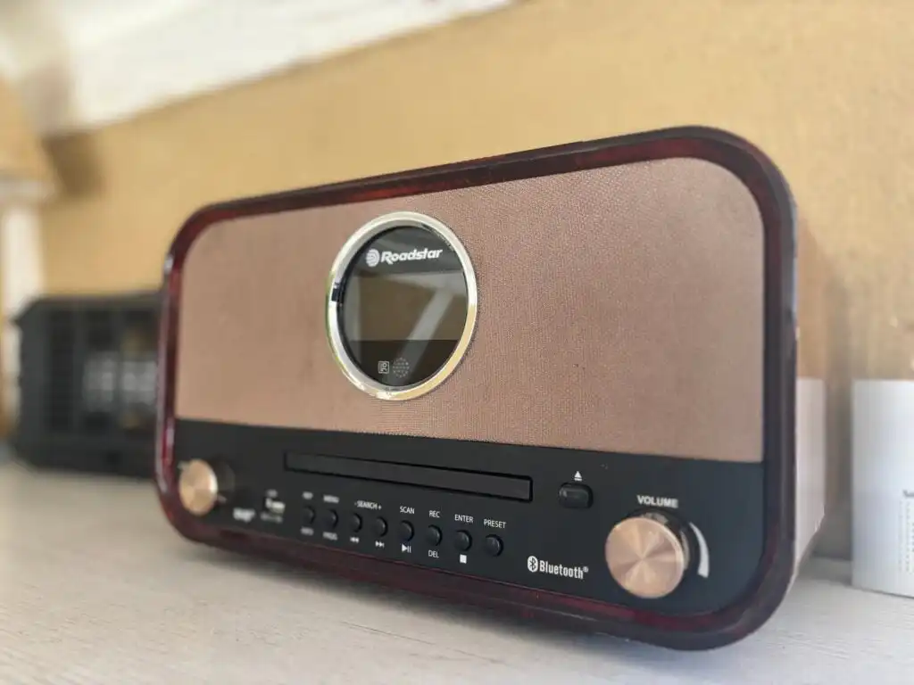 Vintage-Radio als Detail im Hus Bockara in Bockara