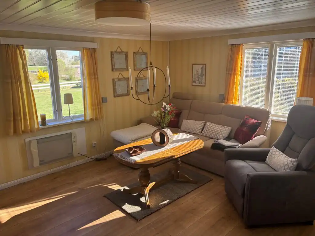 Wohnzimmer mit Sofa im Hus Bockara in Småland