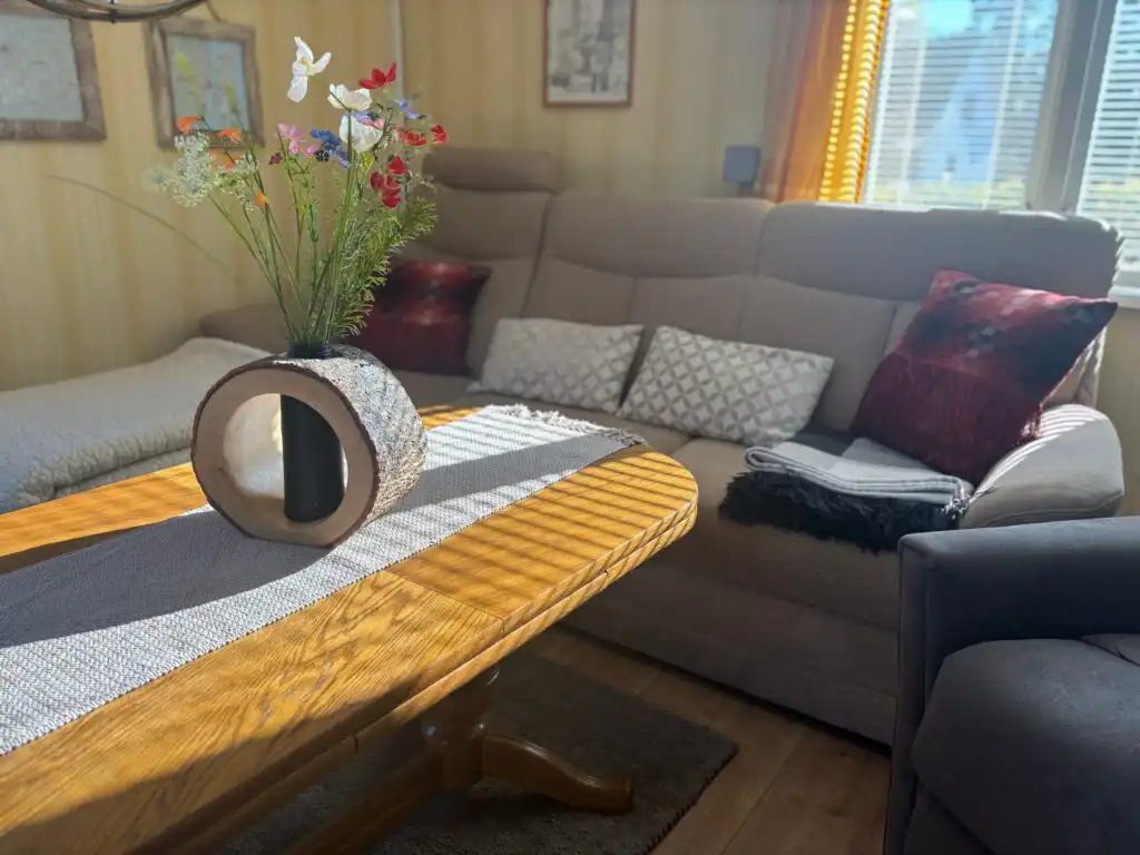 Sofa im Wohnzimmer vom Hus Bockara nahe Vimmerby