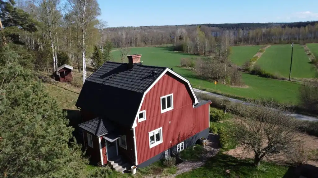 Drohnenaufnahme vom Ferienhaus Hus Mio nahe Vimmerby mit Seeblick