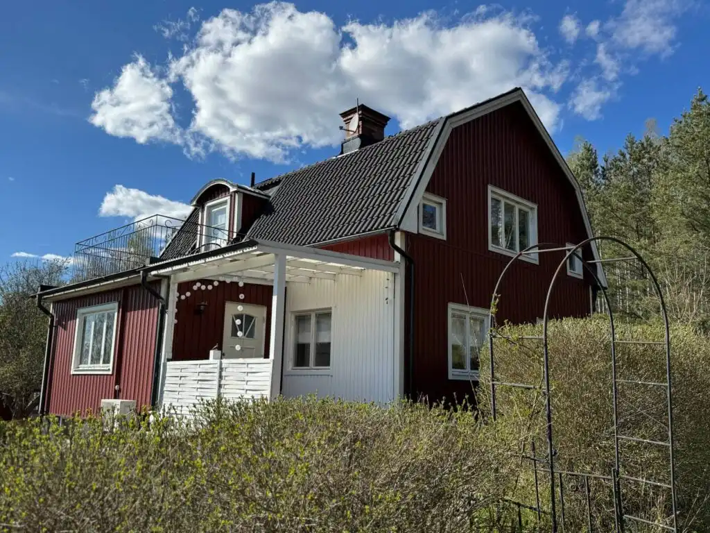 Hauptansicht vom Hus Mio in Hultsfred, Småland nahe Vimmerby mit Seeblick
