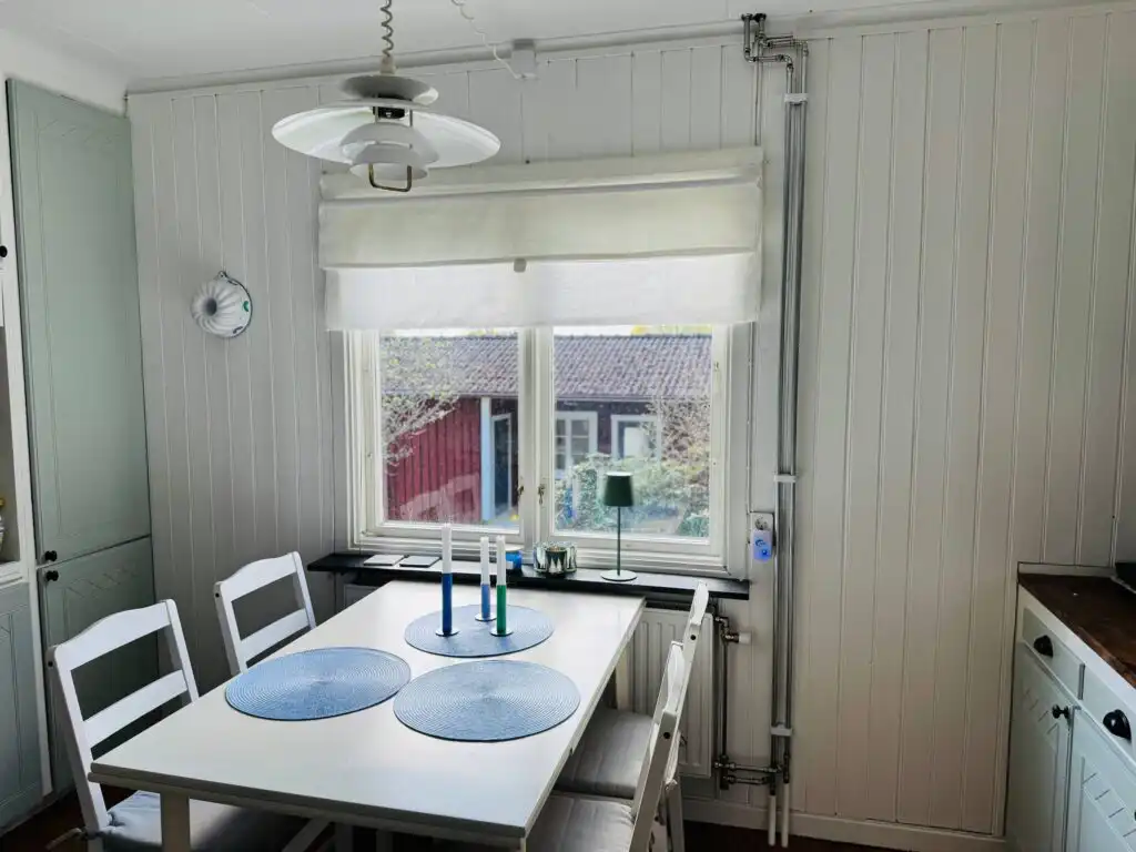 Helle Küchenzeile im Hus Mio mit Fensterblick Richtung Landschaft