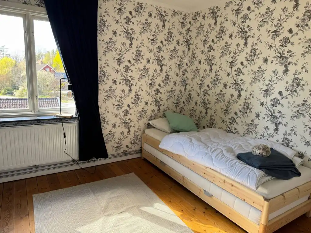 Schlafzimmer mit Dachschräge im Hus Mio nahe Vimmerby