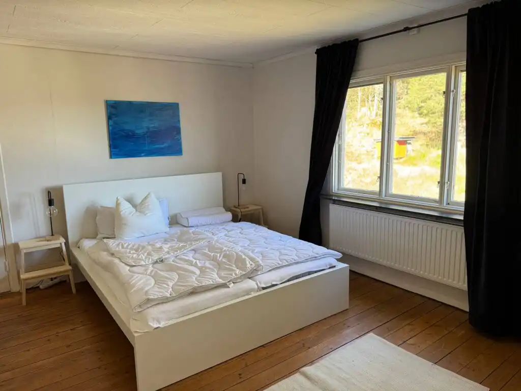 Heller Wohnbereich im Hus Mio nahe Vimmerby mit großen Fenstern