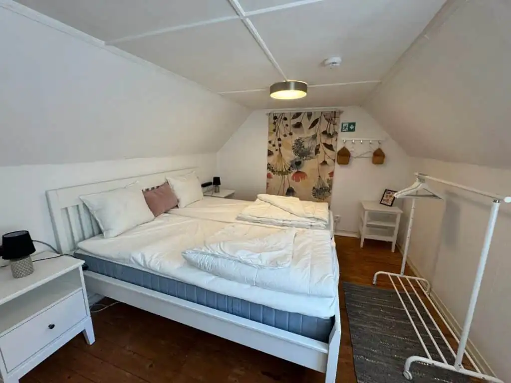 Helles Schlafzimmer im Gruppenhaus Istaby für 18 Personen
