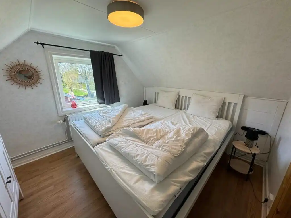Schlafzimmer mit Doppelbett im Ferienhaus Istaby in Blekinge