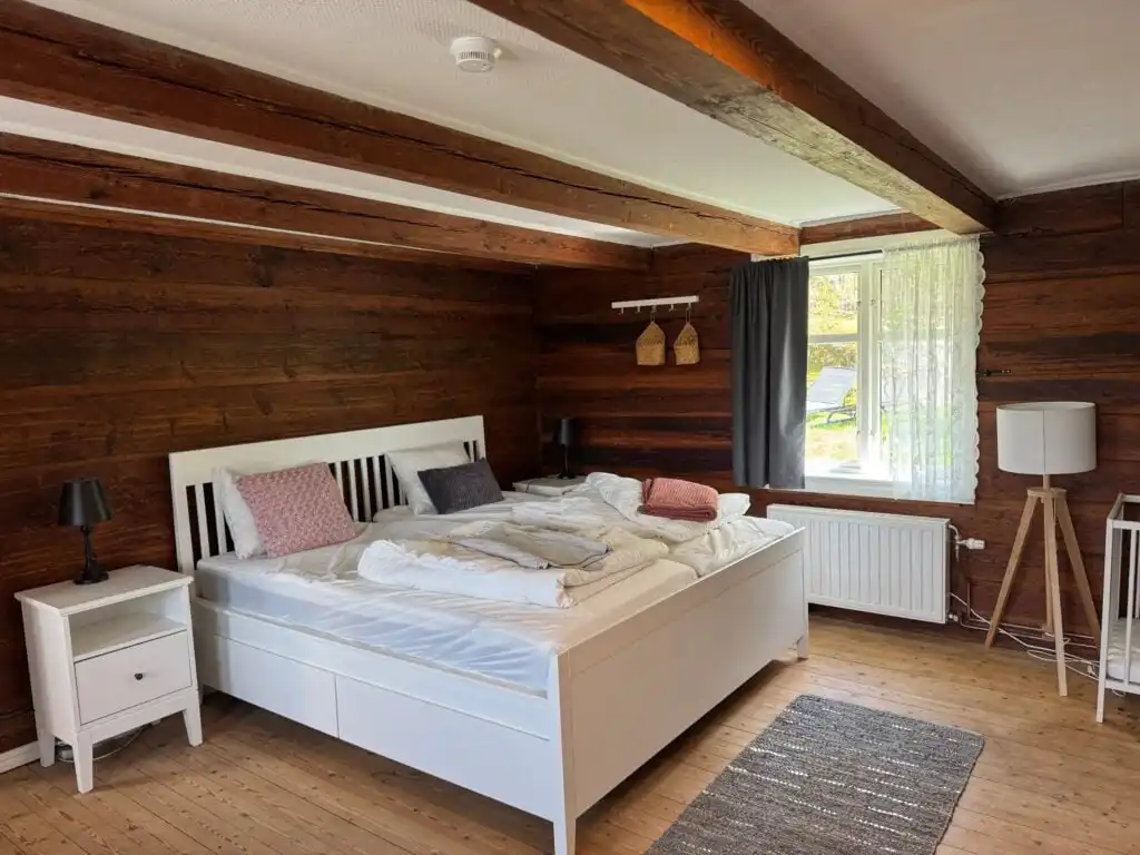 Schlafzimmer mit Holzdetails im Ferienhaus Istaby