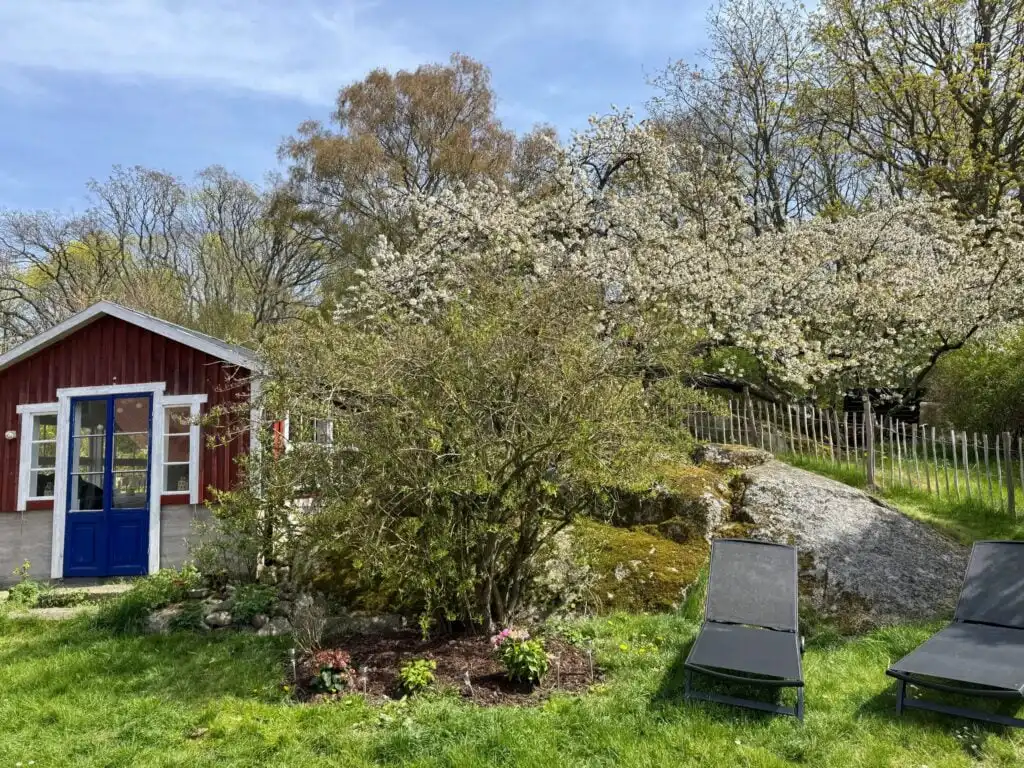 Garten mit schwedischer Flagge am Gruppenferienhaus Istaby in Blekinge