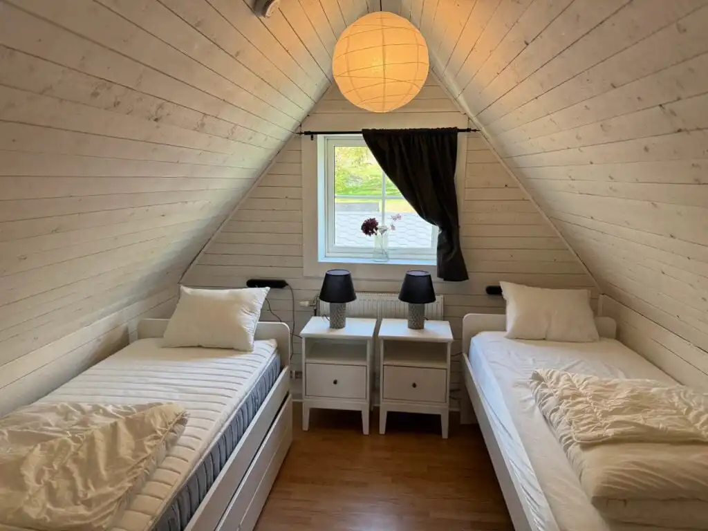 Dachgeschoss-Schlafzimmer im Ferienhaus Istaby für große Gruppen in Blekinge
