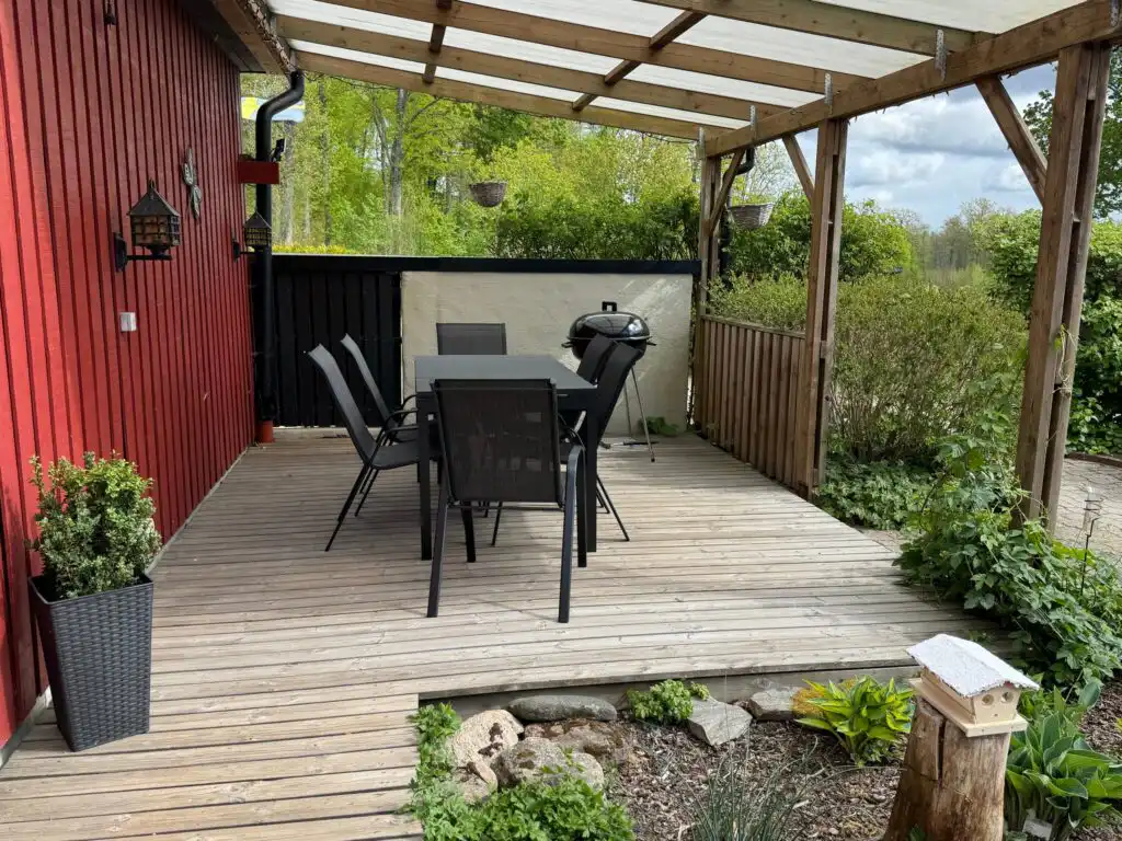 Überdachte Terrasse mit Sitzplatz – Villa Lisbeth in Skåne nahe IKEA Museum Älmhult