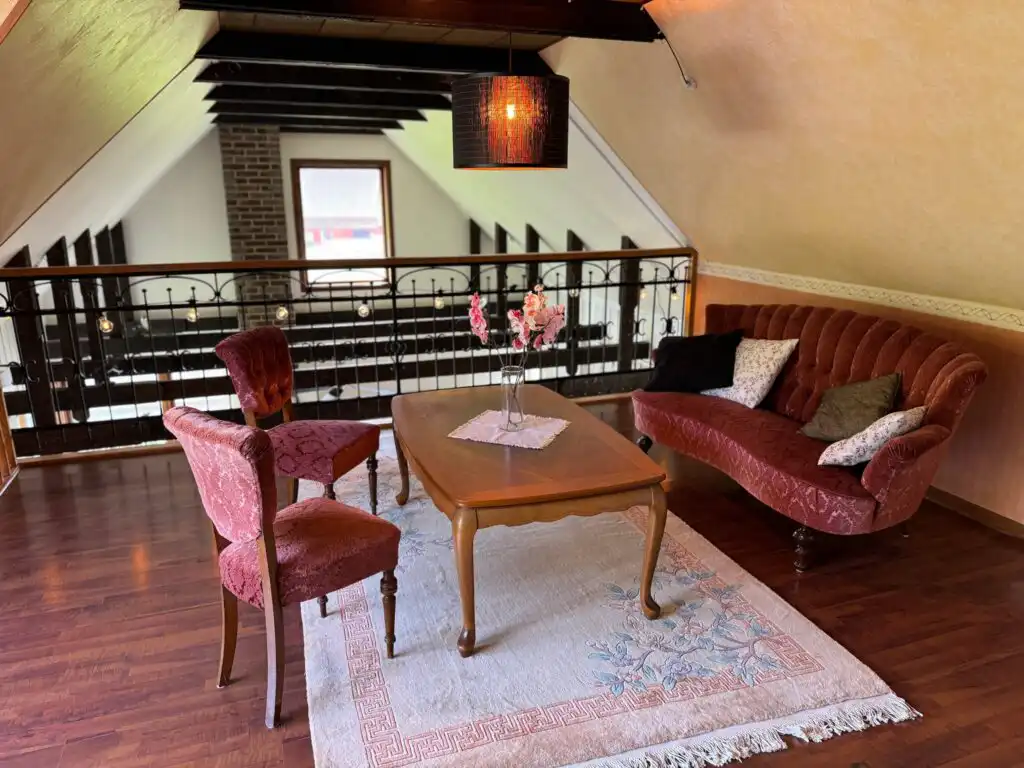 Wohnbereich mit Sitzgruppe und Holzboden – großzügiges Gruppenhaus in Osby nahe BRIO Lekoseum