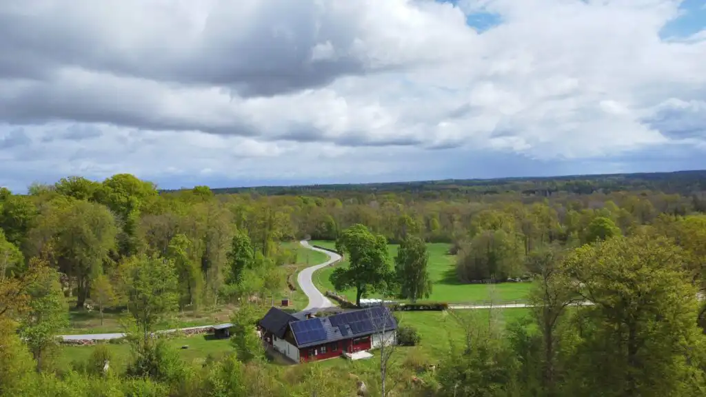 Luftaufnahme der grünen Umgebung rund um Villa Lisbeth in Osby, Südschweden