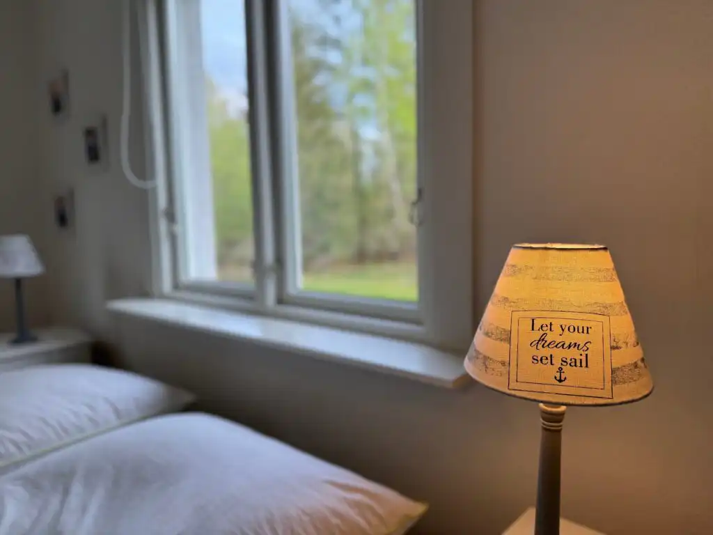 Fensterblick im Ferienhaus Bjurabygget in Holmsjö – Ferienhaus in Blekinge