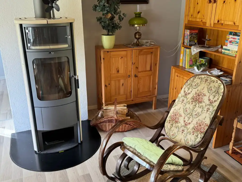 Wohnbereich mit Kaminofen im Ferienhaus Hus Rörsmåla in Holmsjö