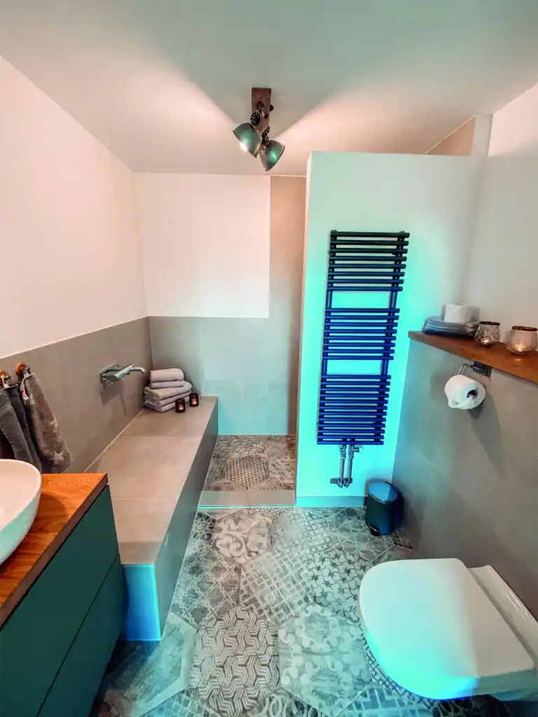 Badezimmer mit Dusche im Ferienhaus Villa Hjortlund in Tyringe