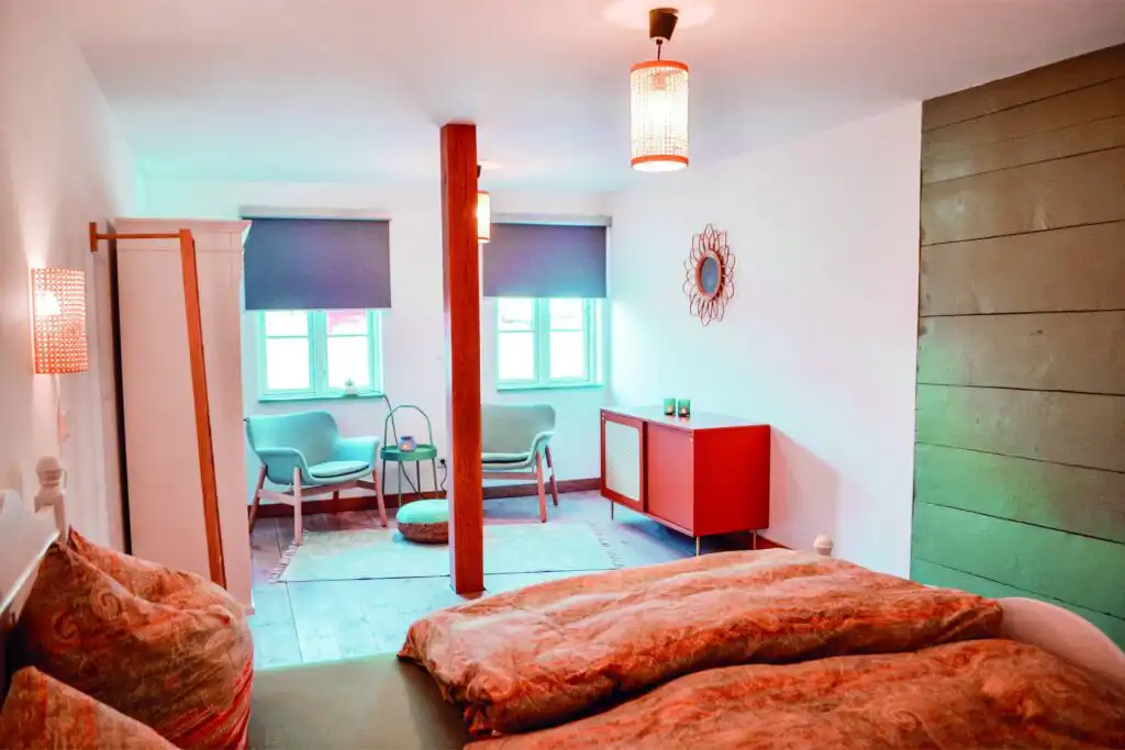 Schlafzimmer mit Blick ins Grüne im Ferienhaus Villa Hjortlund in Tyringe