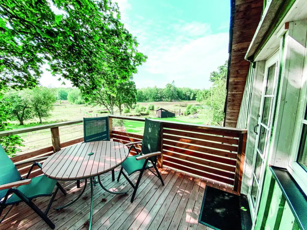 Terrasse der Ferienwohnung Loftet Vildmark mit Blick in die Natur in Tyringe