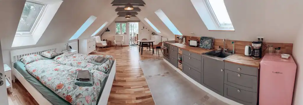 Offenes Loft-Wohnzimmer mit Dachfenstern in der Ferienwohnung Loftet Vildmark in Tyringe
