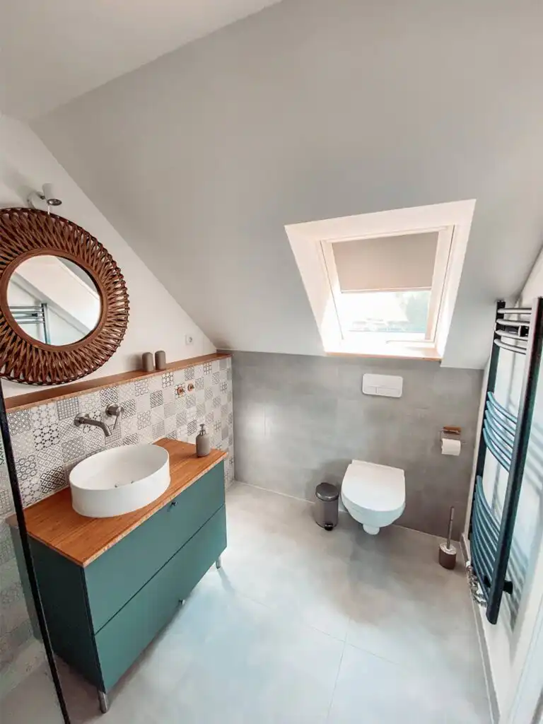 Modernes Badezimmer mit Dusche in der Ferienwohnung Loftet Vildmark