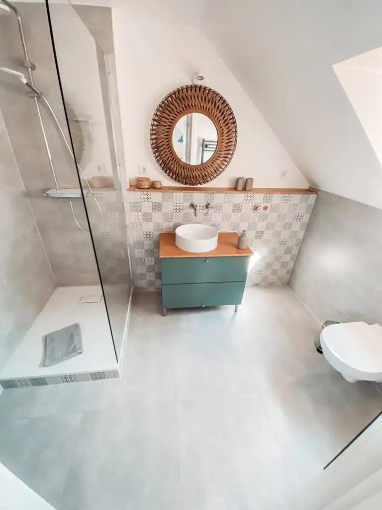 Badezimmer mit Badewanne in der Ferienwohnung Loftet Vildmark in Skåne