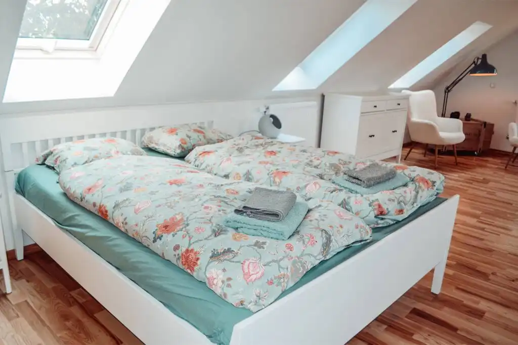 Offener Loft-Schlafbereich mit Doppelbett in der Ferienwohnung Loftet Vildmark
