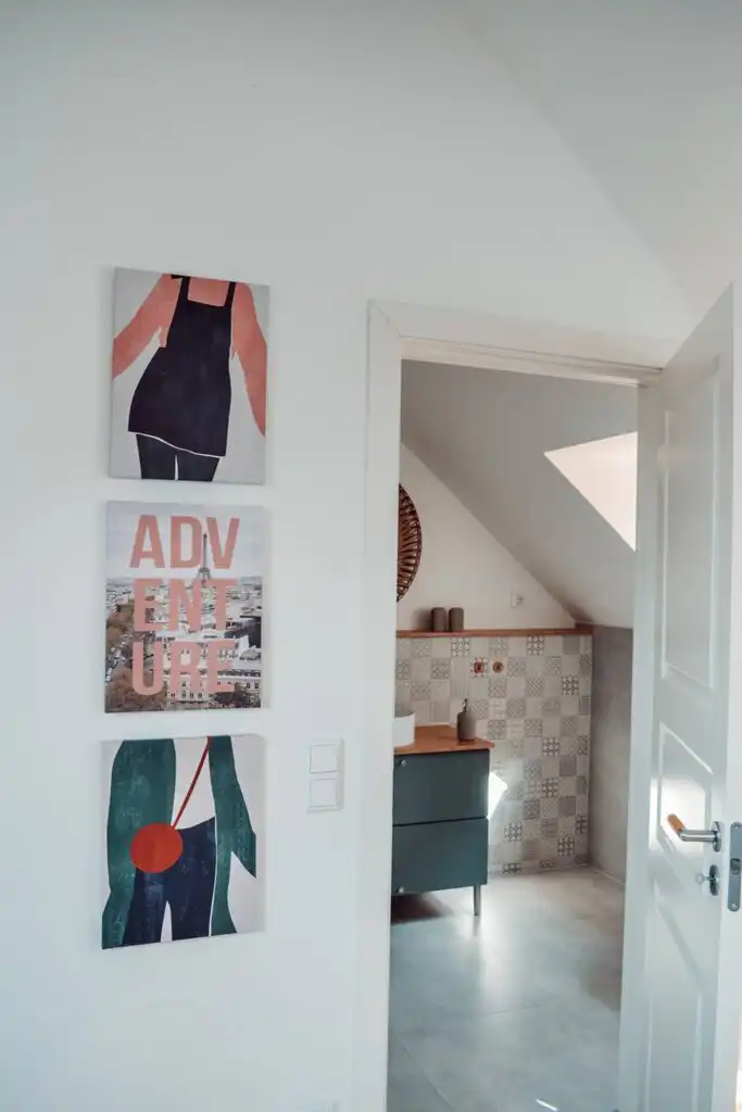 Badezimmer im skandinavischen Stil der Ferienwohnung Loftet Vildmark