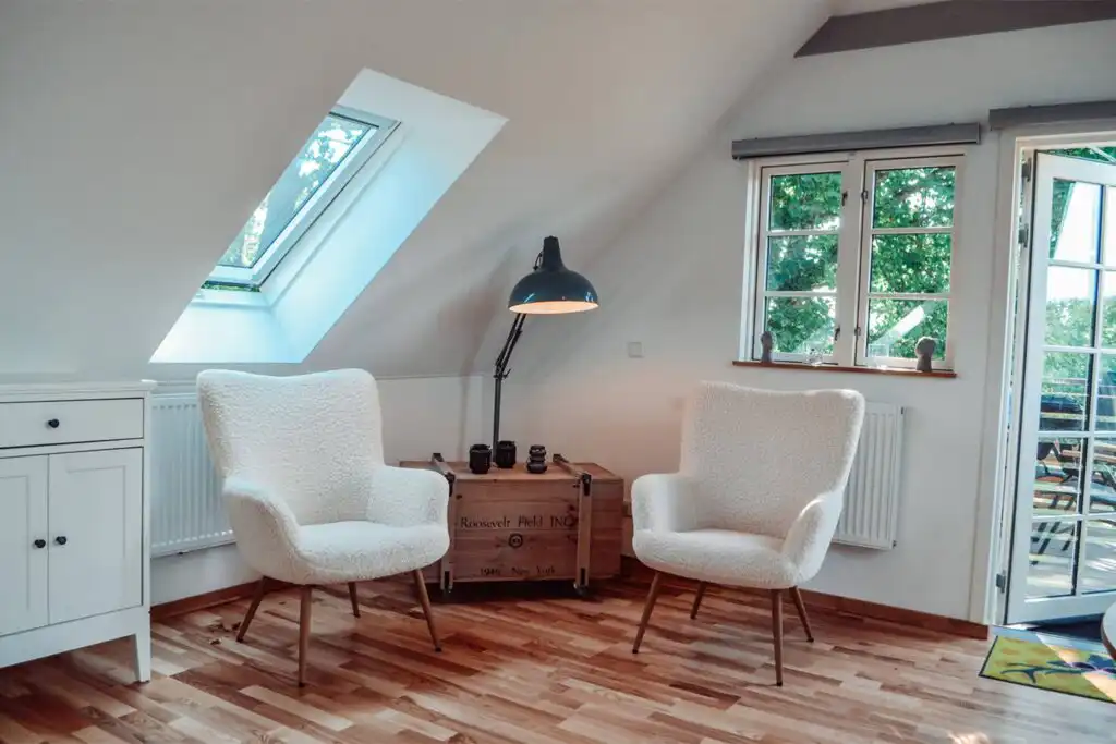 Gemütliches Wohnzimmer mit Dachschrägen in der Ferienwohnung Loftet Vildmark