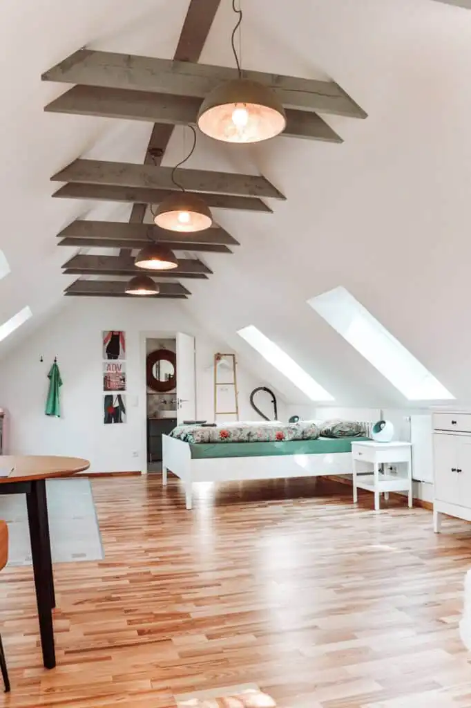Offenes Loft-Wohnzimmer der Ferienwohnung Loftet Vildmark in Skåne