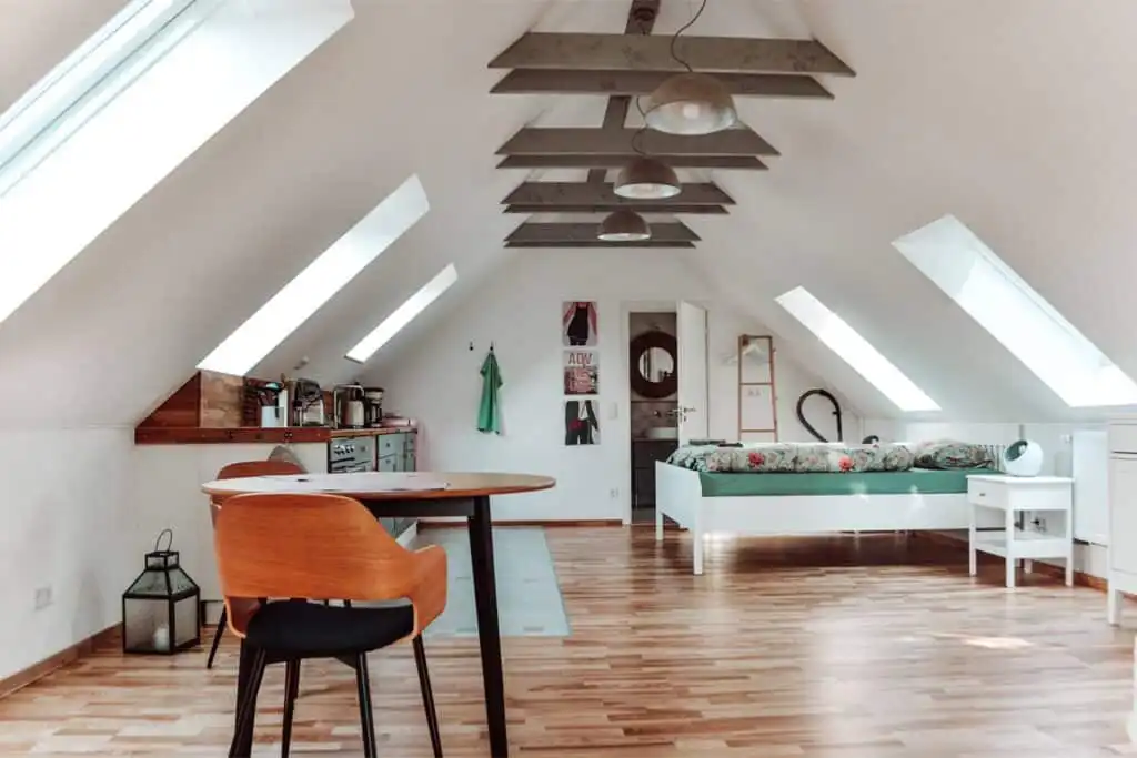 Helles Wohnzimmer im Loftstil der Ferienwohnung Loftet Vildmark in Tyringe