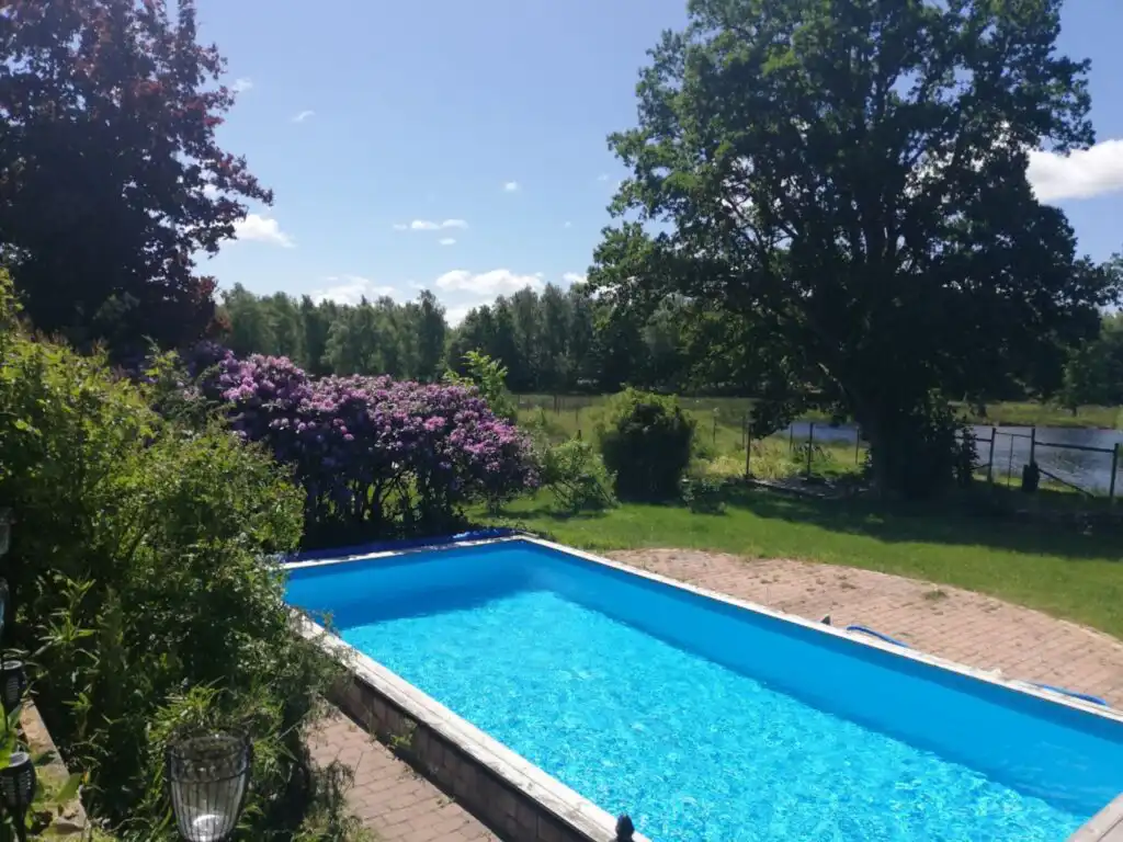 Poolbereich auf der Damwildfarm bei der Ferienwohnung Loftet Vildmark in Tyringe