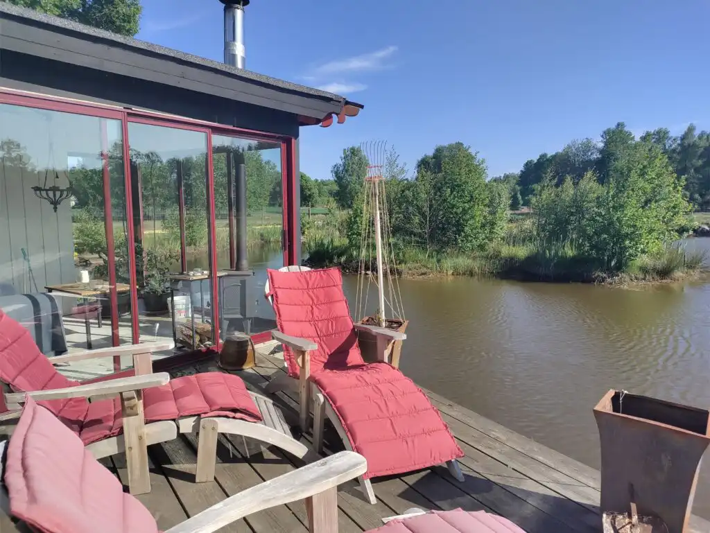 Terrasse mit Sitzbereich bei der Ferienwohnung Loftet Vildmark auf der Damwildfarm