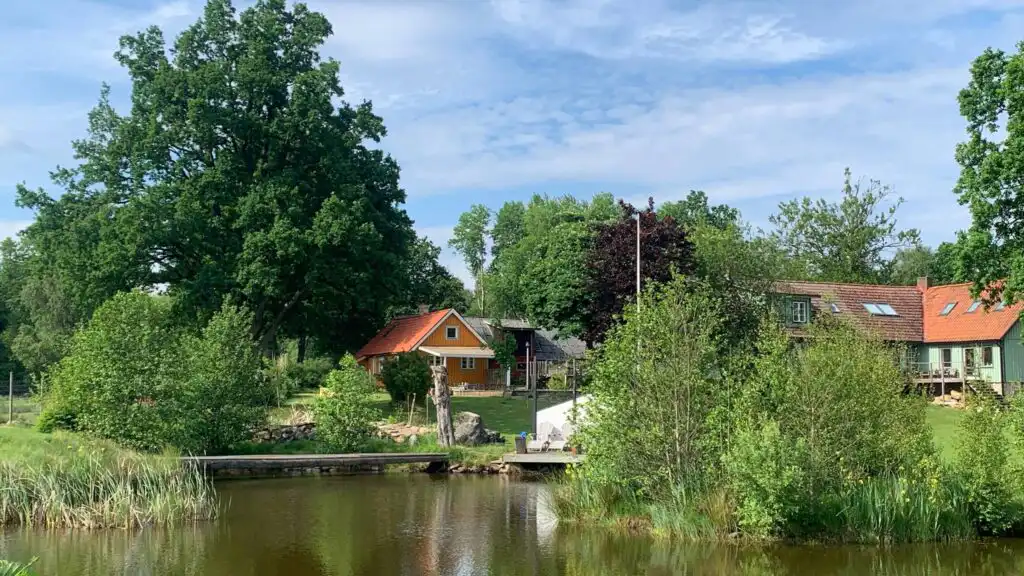 Teich und Gartenlandschaft am Chalet Hjortblick