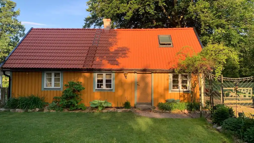 Chalet Hjortblick – Außenansicht mit großem Garten
