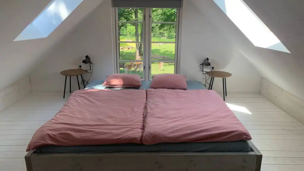Schlafzimmer mit Doppelbett im Chalet Hjortblick