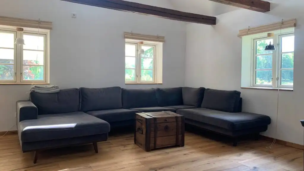 Wohnzimmer mit großem Sofa