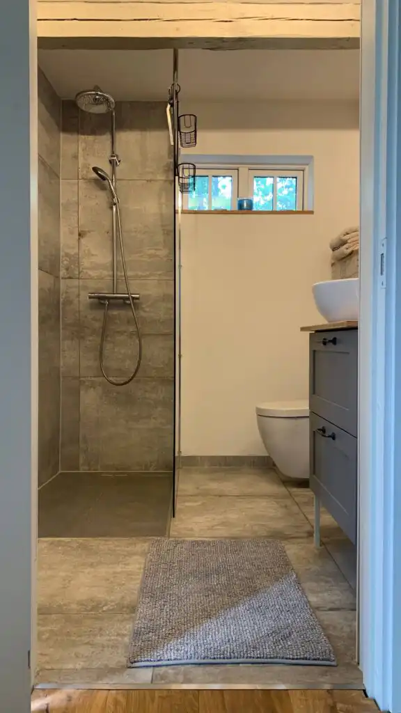 Badezimmer mit Dusche im Chalet Hjortblick