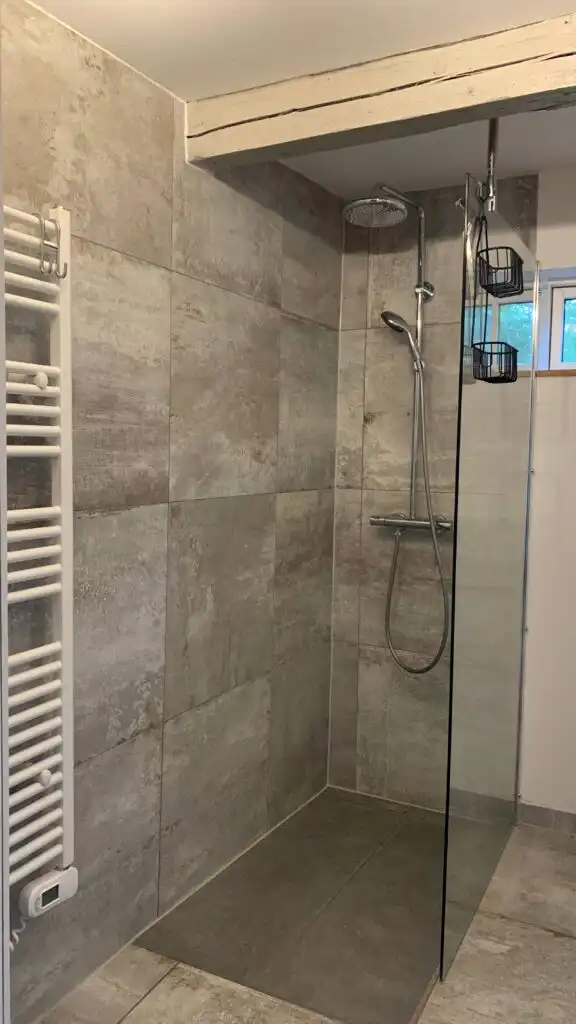 Moderne Dusche im Badezimmer