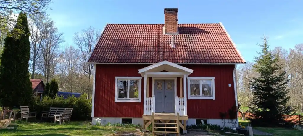 Hauptansicht vom Ferienhaus Hus Hörnsö mit Garten – ruhige Lage im Naturpark Hörnsö