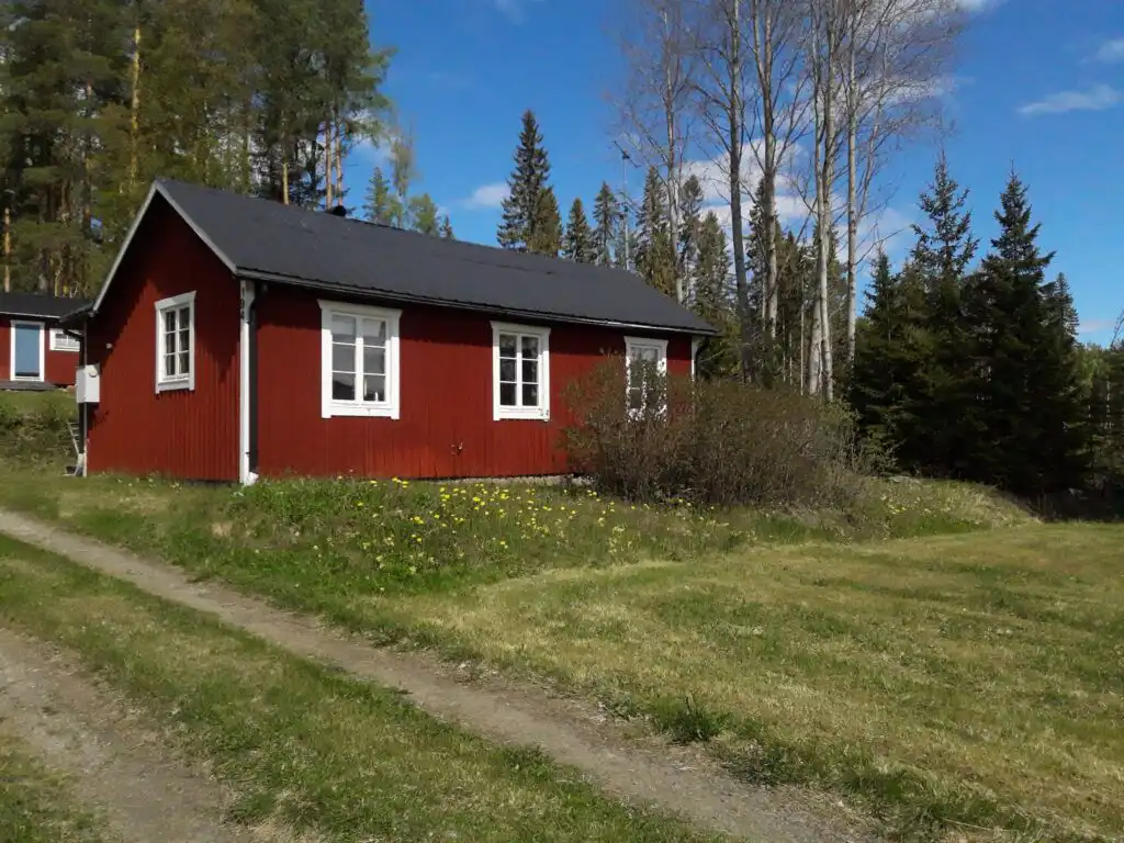 Hauptansicht vom Ferienhaus Hus Hammarstrand – traditionelles rotes Schwedenhaus in Jämtland