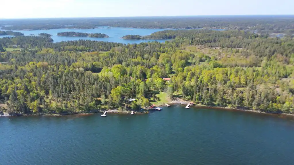 Luftaufnahme vom Schärengarten in Småland bei Hus Skärgården