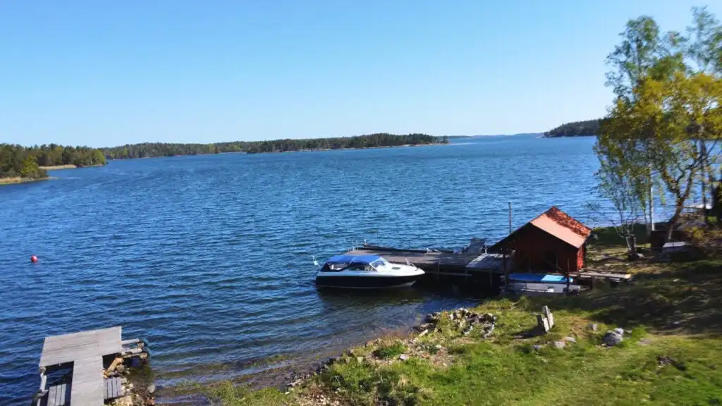 Luftaufnahme vom Steg und Boot im Schärengarten bei Figeholm nahe Hus Skärgården
