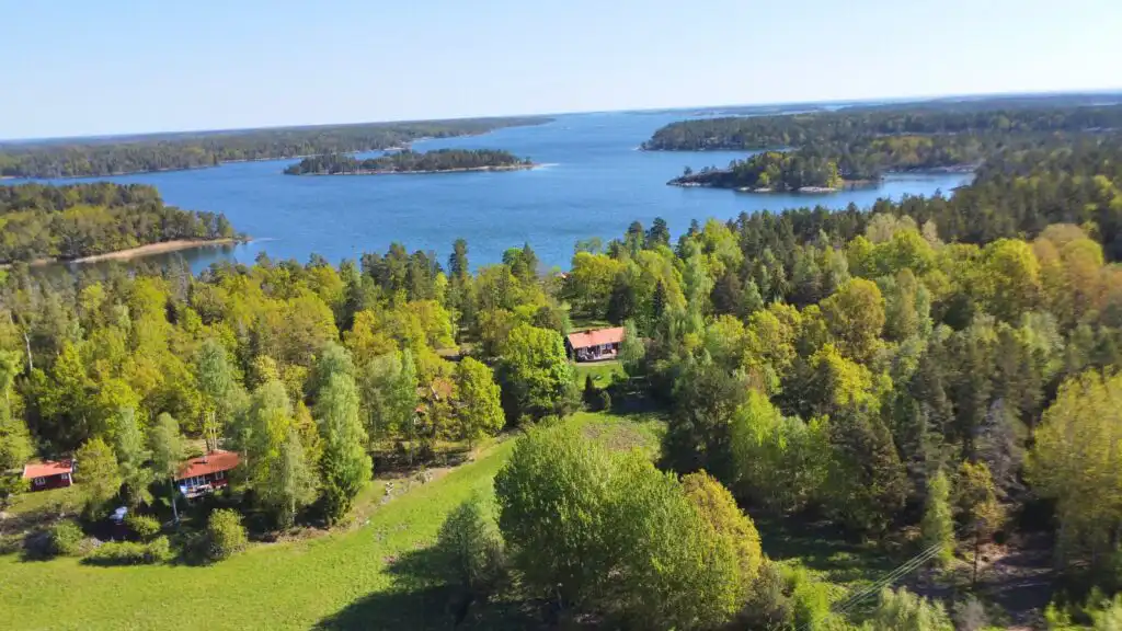Vogelperspektive auf die Küstenlandschaft bei Hus Skärgården in Figeholm, Småland